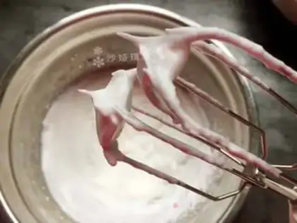Make Halloween Ghost Face Cupcake step 3