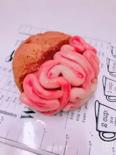 Make Halloween brain cake step 11