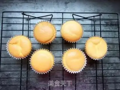 Make Halloween Ghost Face Cupcake step 11