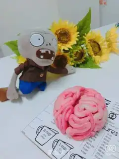 Make Halloween brain cake step 14