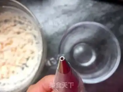 Make Halloween Ghost Face Cupcake step 13