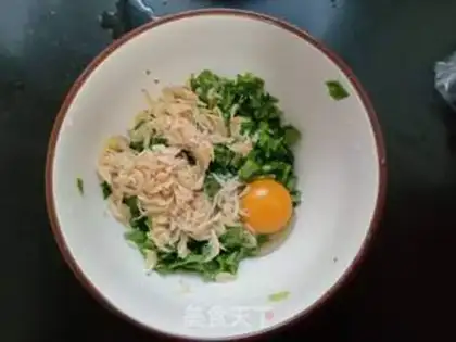 Make Celery leaf shrimp pie step 4