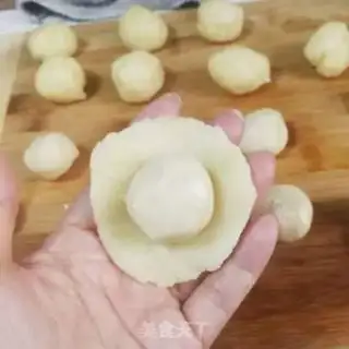 Make Fresh meat mooncake step 4