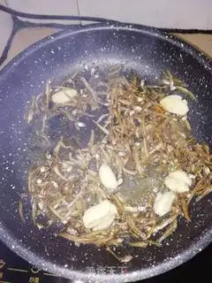 Make Pepper garlic, little fish step 1