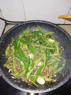 Make Pepper garlic, little fish step 2