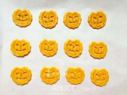 Make "Hallow Pumpkin Ghost Faces." step 11