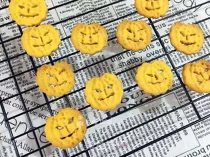 Make "Hallow Pumpkin Ghost Faces." step 12