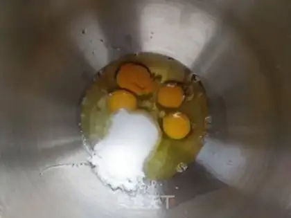 Make Halloween simulation brain cake step 1