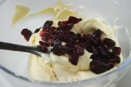Make Cranberry Madeleine step 4