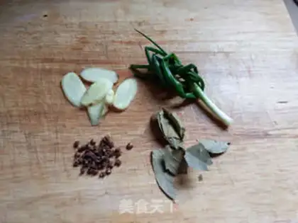 Make White chicken with sauce step 1
