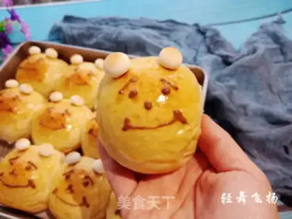 Make Bear squeezes bread step 6
