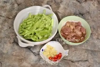 Make Four seasons of bean fried meat step 0
