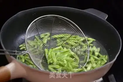 Make Four seasons of bean fried meat step 1