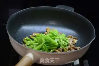 Make Four seasons of bean fried meat step 3