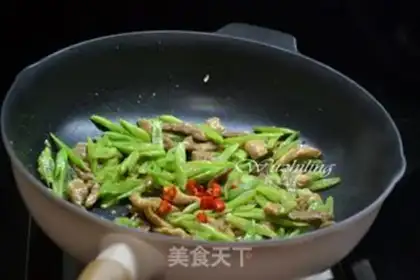 Make Four seasons of bean fried meat step 4