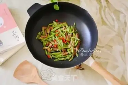 Make Four seasons of bean fried meat step 5