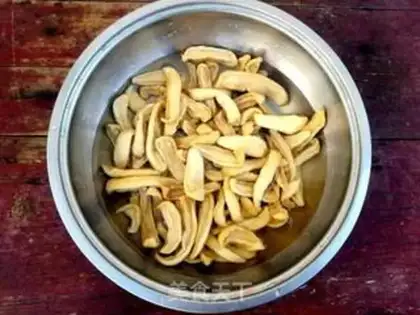 Make radish and fried meat step 1