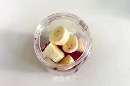 Make Banana shake of the flamingo step 2