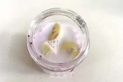 Make Banana shake of the flamingo step 3