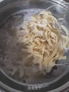 Make Five flowers covered in noodles step 1