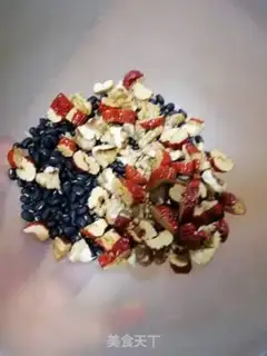 Make Red-tree walnuts produce black bean paste step 1