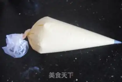 Make Ghost lollipop cake step 5