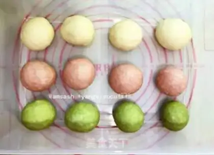 Make Christmas Ring bread step 9