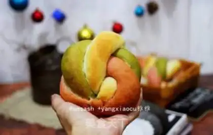 Make Christmas Ring bread step 17