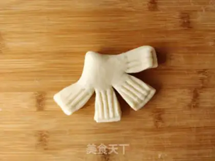Make Kiss the fish and hand bread step 12