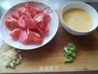 Make Tomato fried eggs step 1