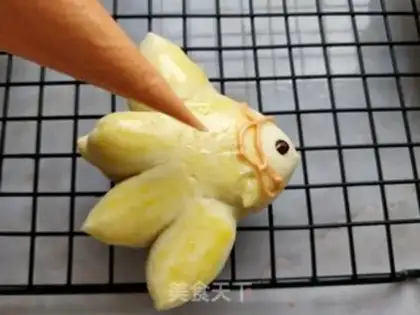 Make Kiss the fish and hand bread step 16