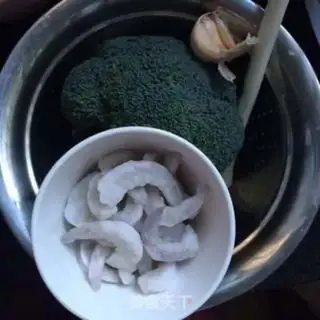 Make Shrimp fried broccoli step 0