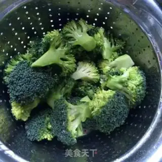 Make Shrimp fried broccoli step 1