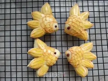 Make Kiss the fish and hand bread step 18