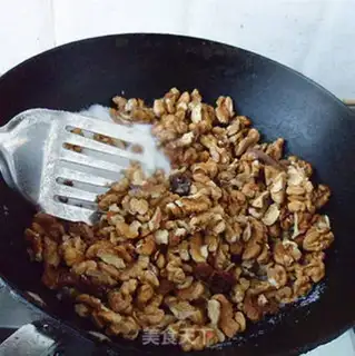Make Salt walnuts step 4
