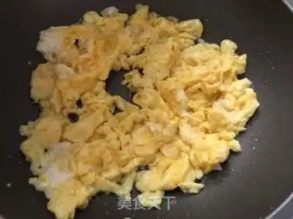 Make Tomato fried eggs step 1