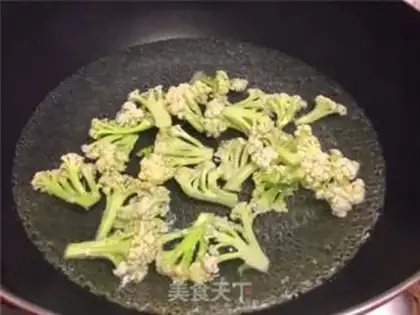 Make Two eardrums and fried meat step 2