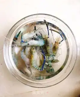 Make A garlic fan with a shrimp back step 1