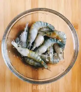 Make A garlic fan with a shrimp back step 2