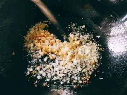 Make A garlic fan with a shrimp back step 5