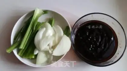 Make Soy pig hoof, plum step 1