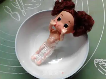 Make A bubble bath and a doll cake step 1