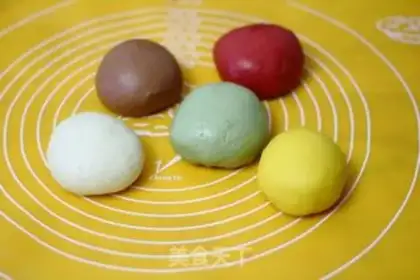 Make Five-coloured rose buns step 2