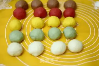 Make Five-coloured rose buns step 3