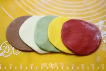 Make Five-coloured rose buns step 4