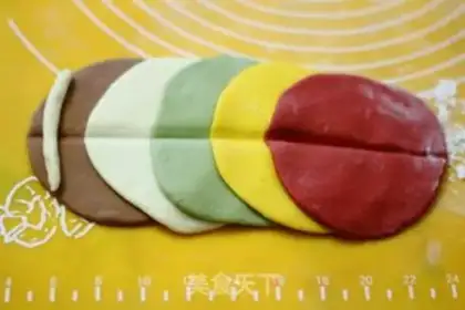 Make Five-coloured rose buns step 5