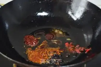 Make Spicy dry pot dirt. Beans step 2