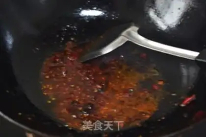 Make Spicy dry pot dirt. Beans step 3