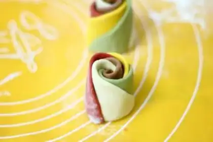 Make Five-coloured rose buns step 8