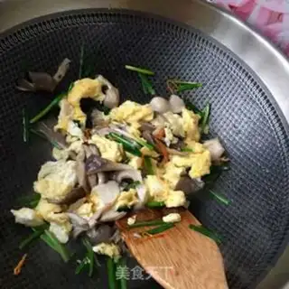 Make Pumpkin fried eggs step 17